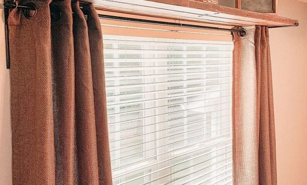 Tringle à rideau et étagère pour fenêtre de palette