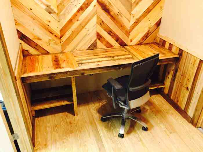 Desk pallets pallet diy wooden furniture build ideas office glass multi own computer purpos source recycled top uploaded user saved