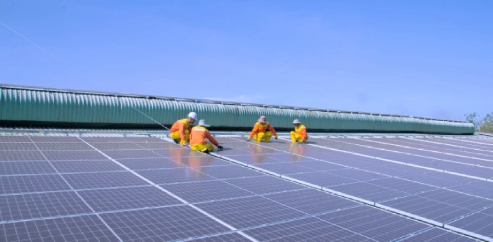 Ikea solar roof palo alto east array builds enormous local its panels courtesy store