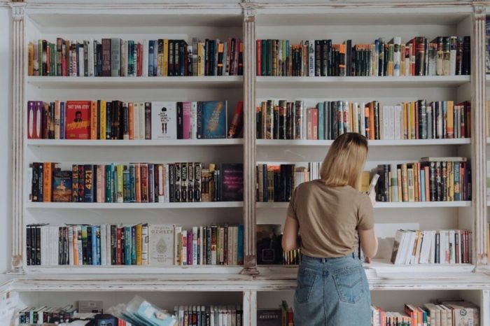 Ranger des livres : décorateurs vous conseillent