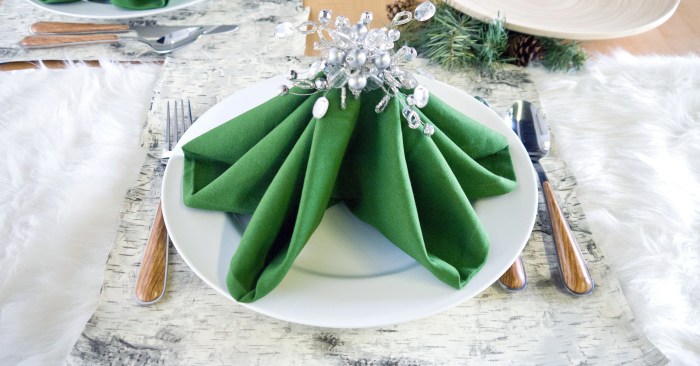 Tree christmas napkins fold make deliciousmagazine