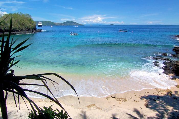 Lagoon pantai keindahan karangasem tersembunyi