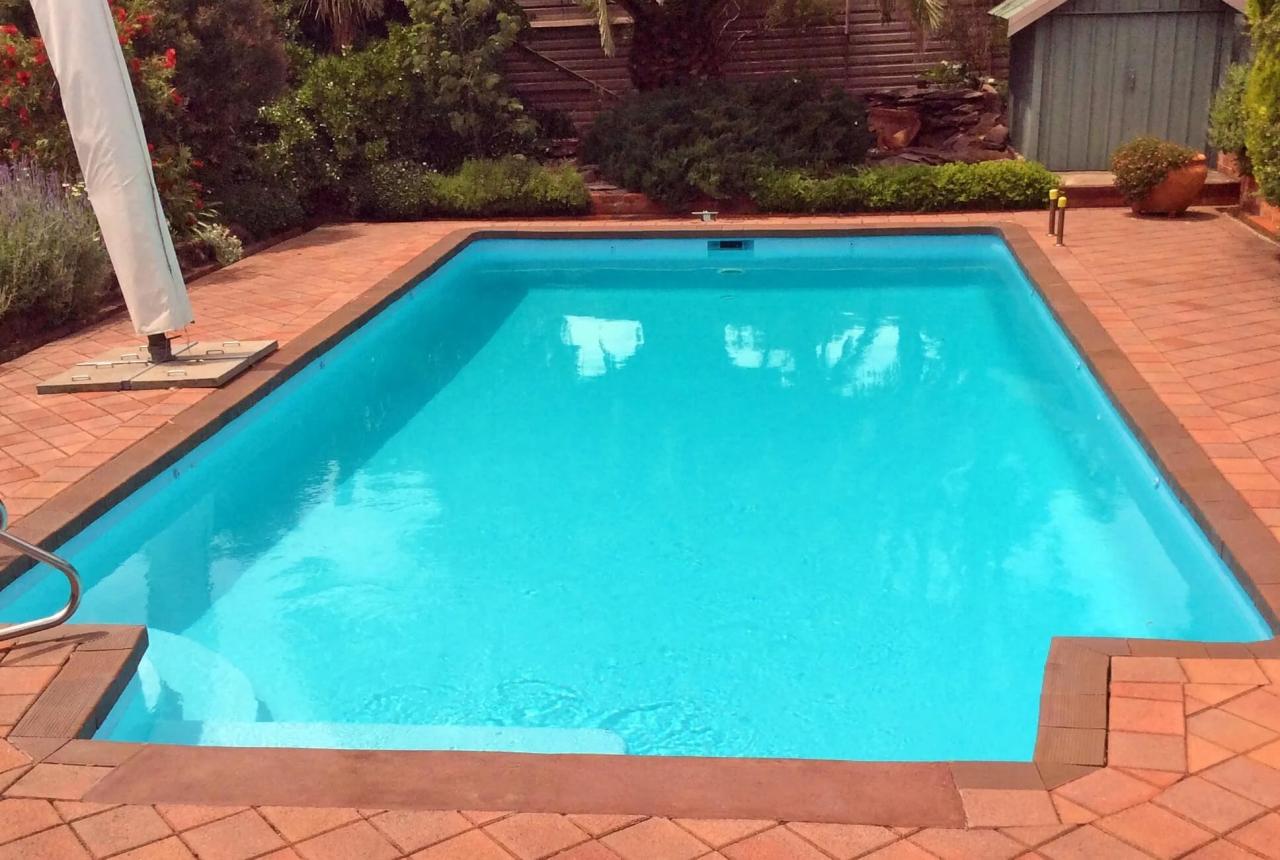 Pool epoxy swimming paint resurfacing