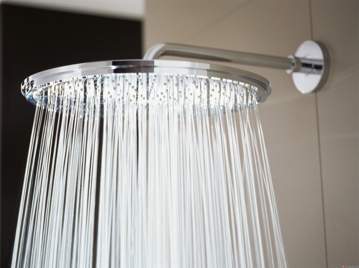 Recessed showerhead showering sensual