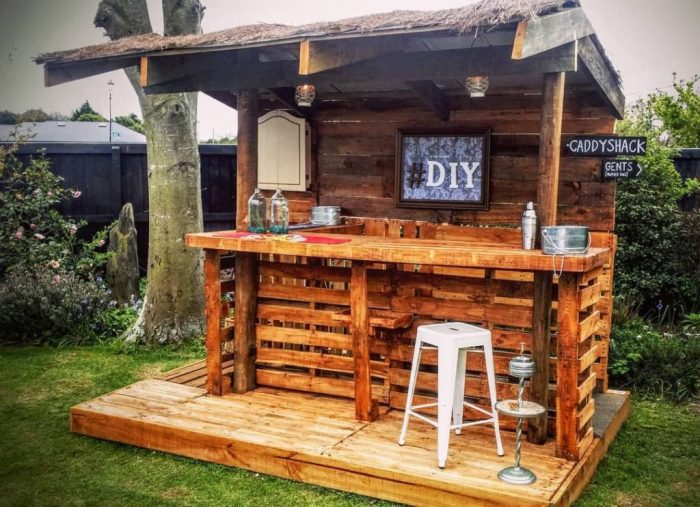 Bar pallet man cave building