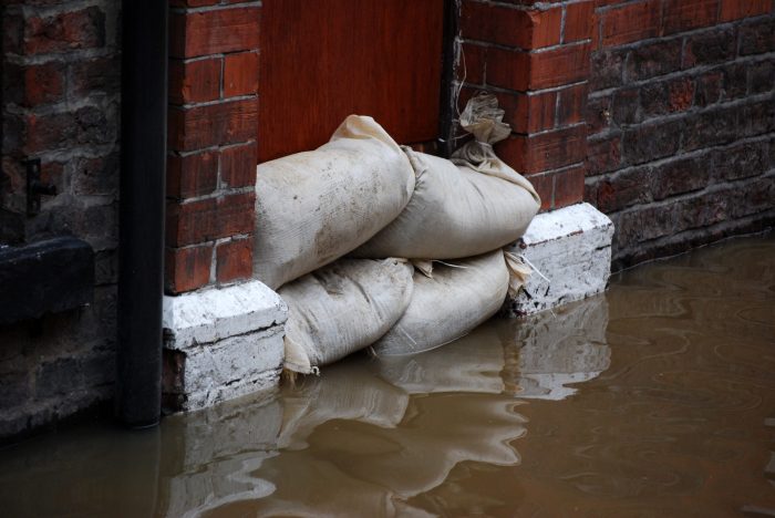 Sandbags sandless flood barrier