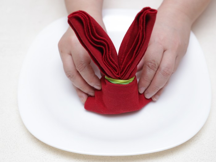 Napkin folding fold napkins buffet marthastewartweddings dinner settings