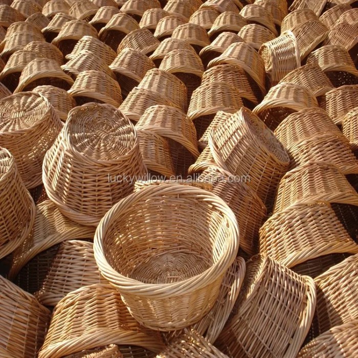 Wicker hamper basket syrup