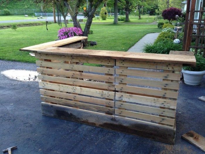 Bar pallet outdoor diy pallets backyard ideas wood top garden 1001 tiki make plans choose board shed cooler table wedding