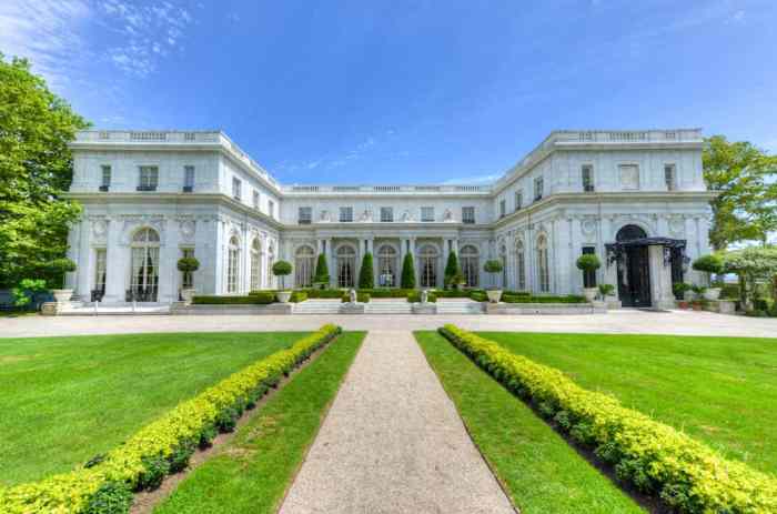 Mansions newport rosecliff facade gilded age beautiful front england island rhode most experiencing perhaps weddings popular