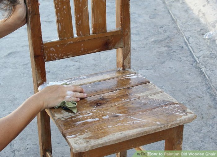 Repeindre des chaises en bois et paille