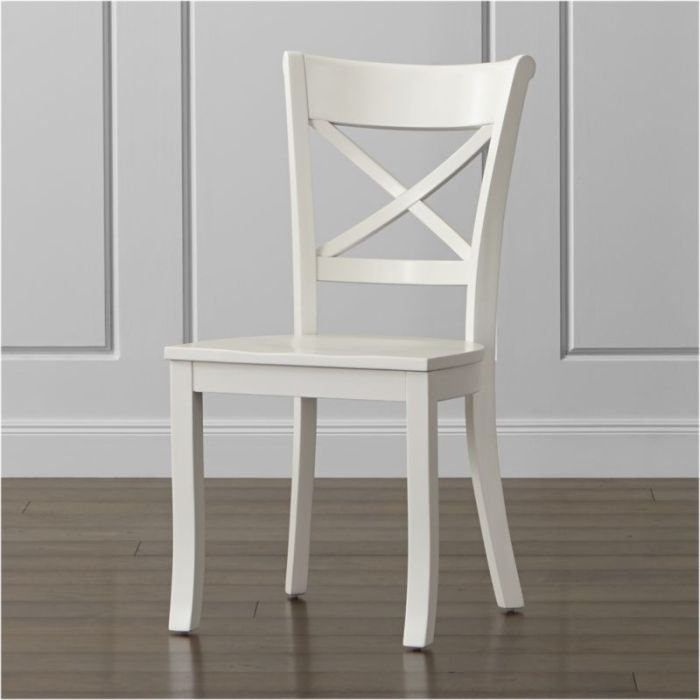 Chaises blanches et bois