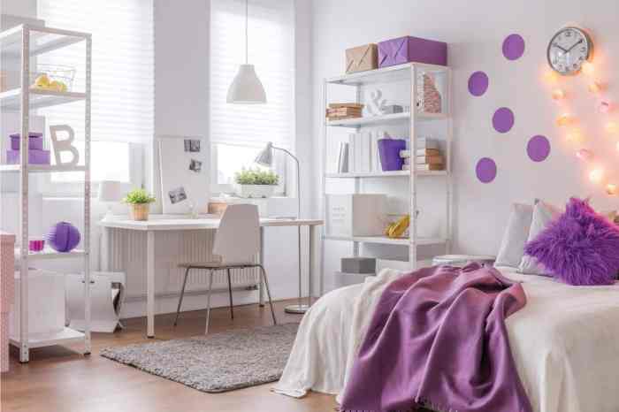 Chambre mauve et blanche