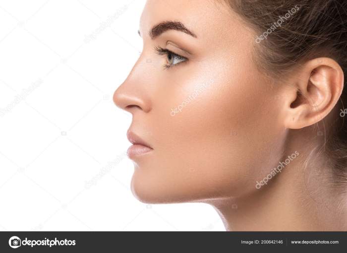 Visage femme profil noir et blanc