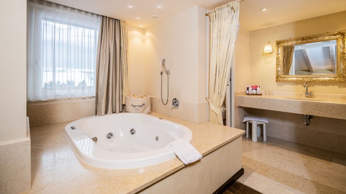 Jacuzzi private cottage hotel spa currently sorry reviews