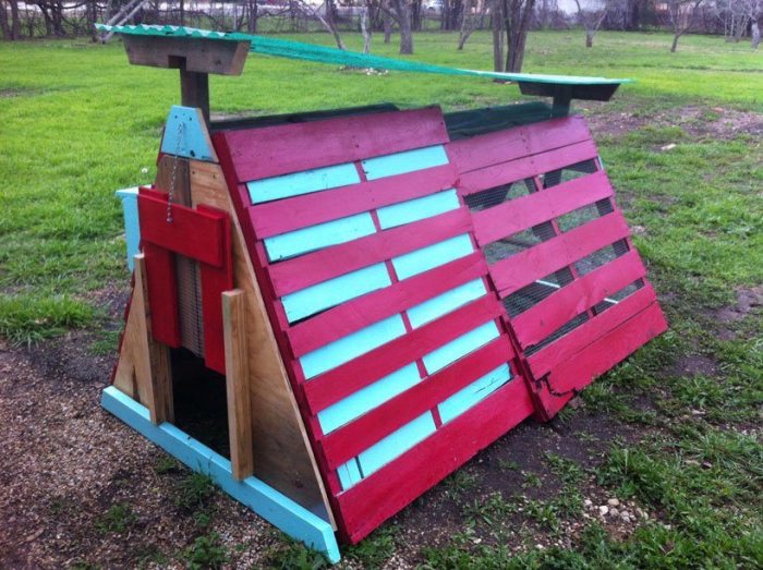 Pallet coop chicken