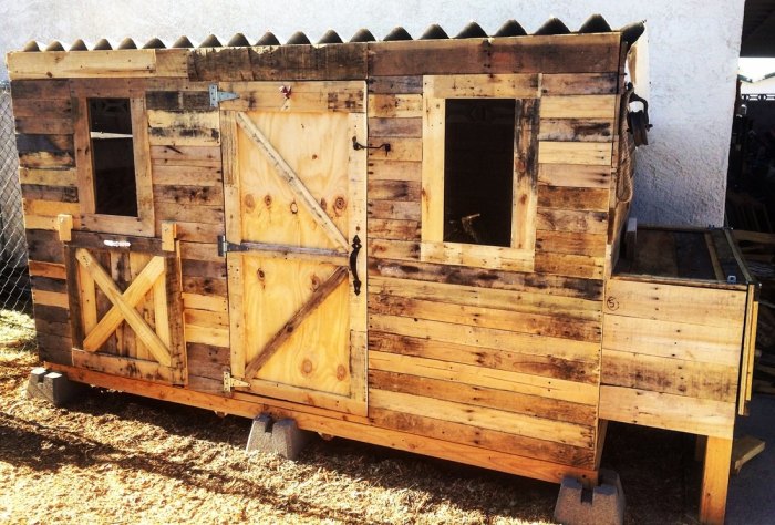 Chicken coop pallets pallet made recycled wood coops build ideas diy building poulailler furniture plans chickens 1001pallets un old projects