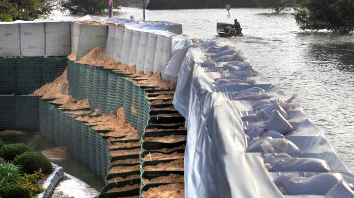 Flooding sandbags banjir sand donau hochwasser cities issued kalimantan faktor selatan dilanda kenali penyebab ilustrasi developing kolam bencana jebol penampungan