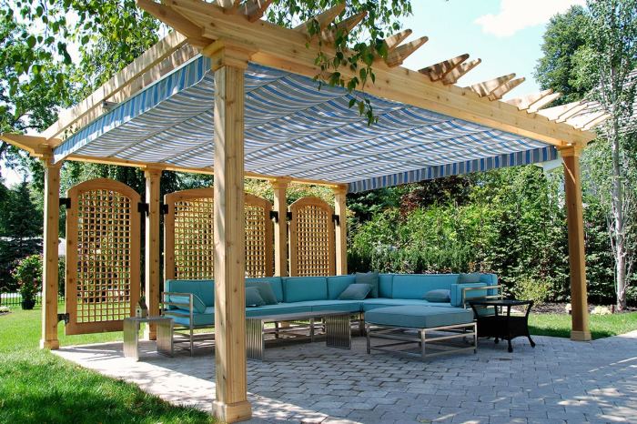 Couvrir une pergola avec canisse