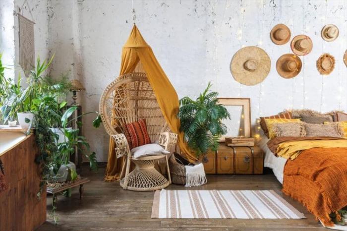 Maximalist bold interior quarto apartmenttherapy maximalists hippie rattan wooden palette gypsy tapete digsdigs escolha