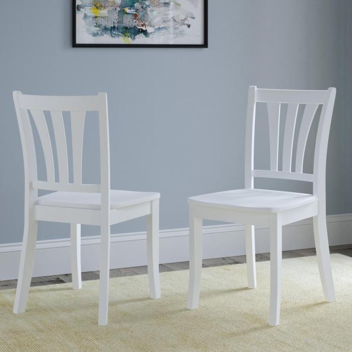 Chaises blanches et bois