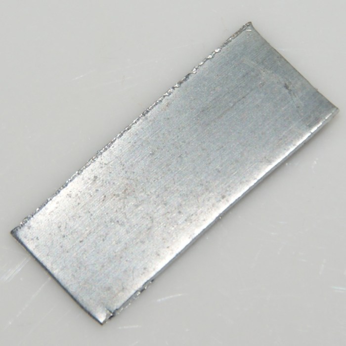 Plaque de zinc pour recouvrir un meuble