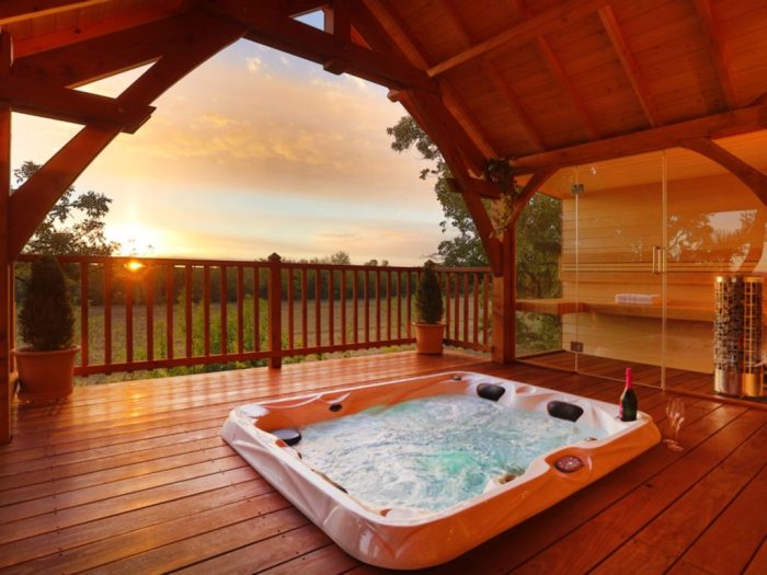 Nuit avec jacuzzi dans la chambre