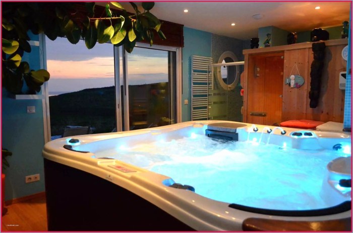 Nuit avec jacuzzi dans la chambre