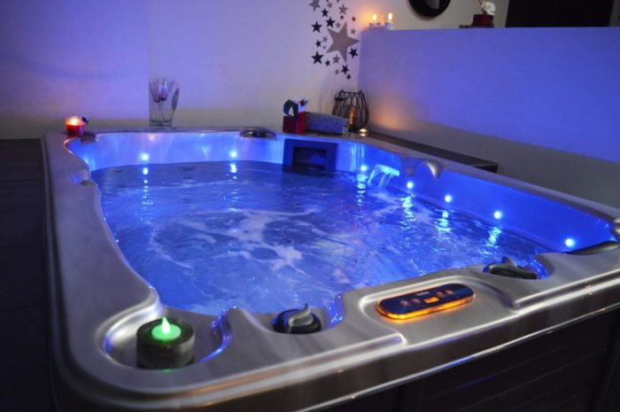 Nuit avec jacuzzi dans la chambre